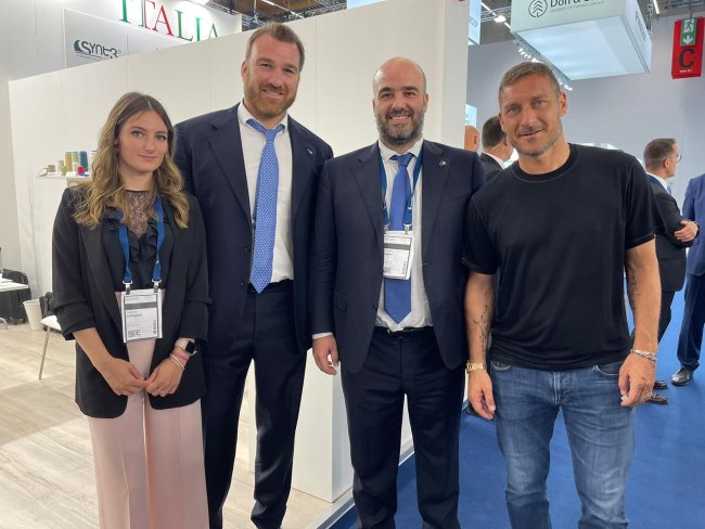 Marco e Lorenzo Cittadini con Francesco Totti in visita allo stand